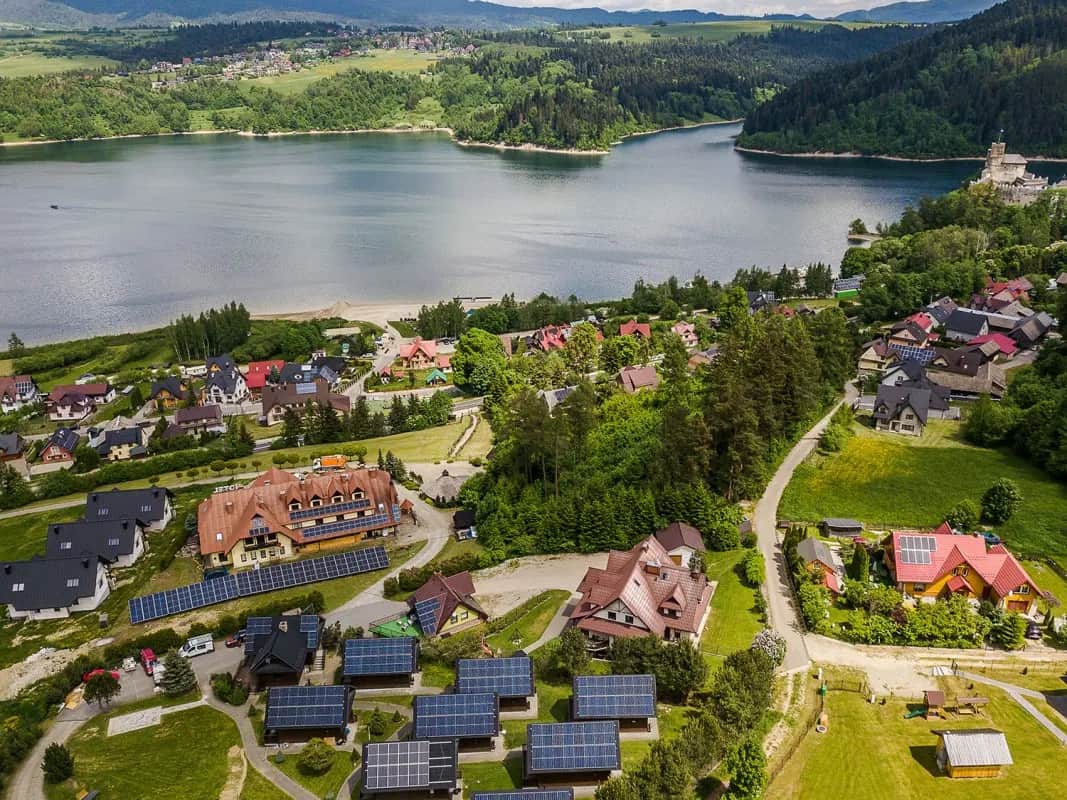 Widok z lotu ptaka na resort, jezioro i zamek w oddali