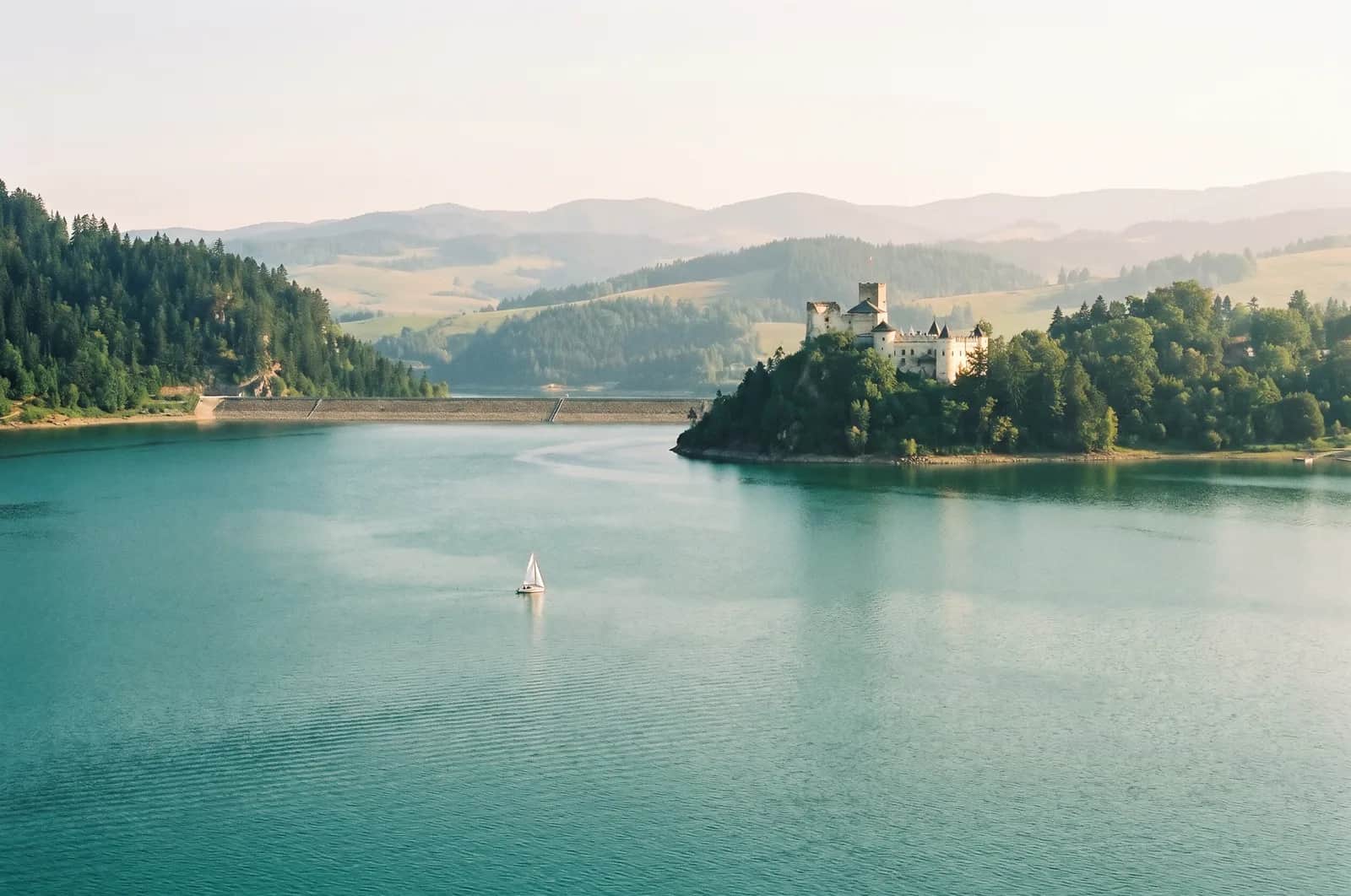 Widok na Jezioro Czorsztyńskie i Zamek Dunajec - inspiracja do aktywnych wakacji