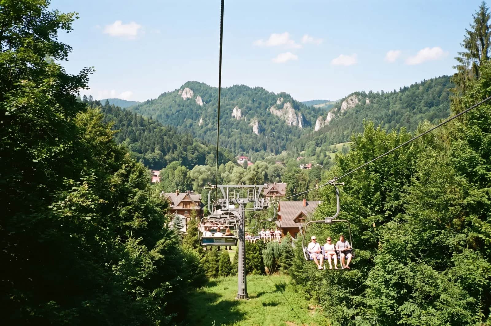 Szczawnica - uzdrowisko z drewnianymi willami w stylu alpejskim wzdłuż deptaku, kolej krzesełkowa na Palenicę i wapienne turnie Pienin w tle