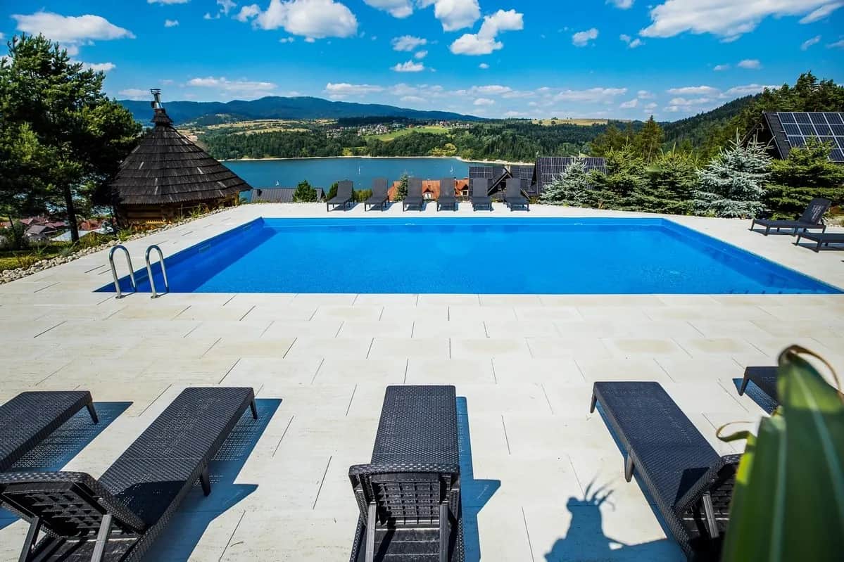 Gość relaksujący się przy basenie Mergen Resort - widok na Pieniny