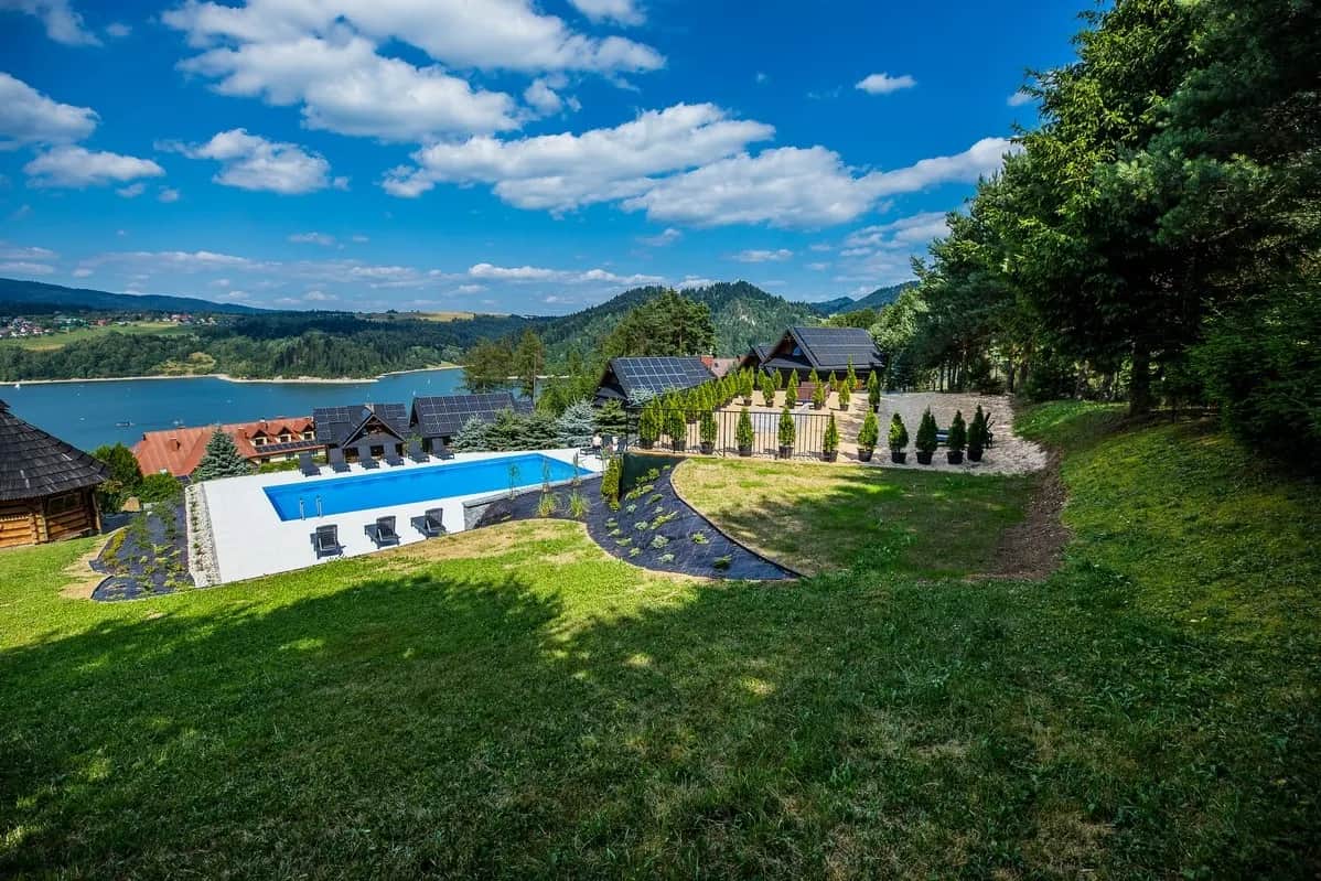 Sonniger Tag am Pool mit Blick auf Tal und See