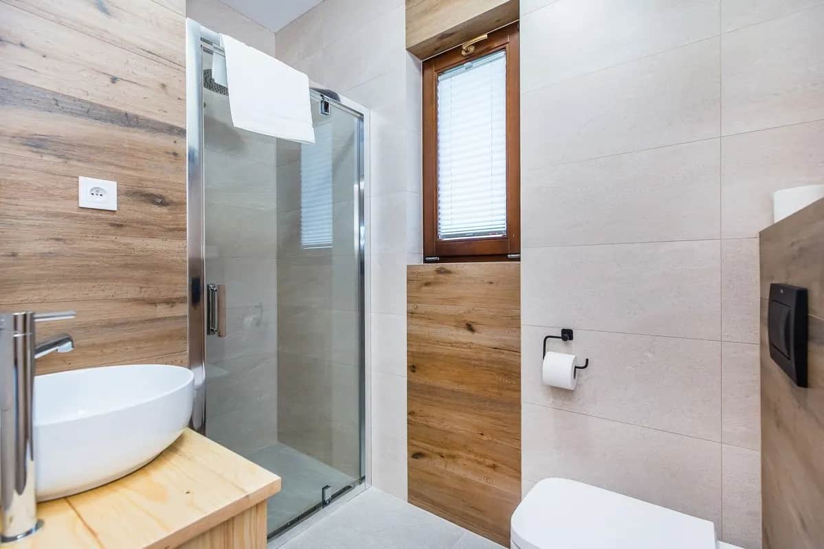 Modernes Bad mit Duschkabine und aufgesetztem Waschbecken
