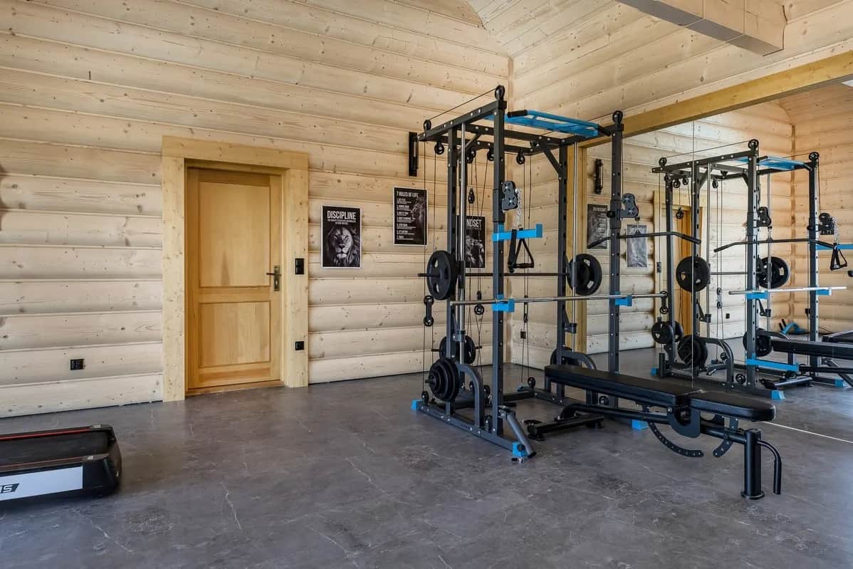 Fitnessraum mit Klimmzugstange und Bank in holzverkleidetem Innenraum