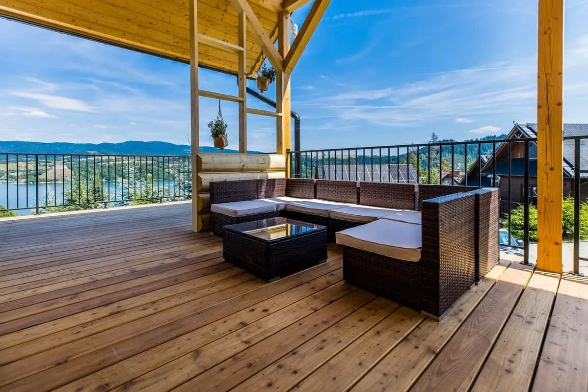 Terrasse mit Ecksofa und Panorama auf See und Berge